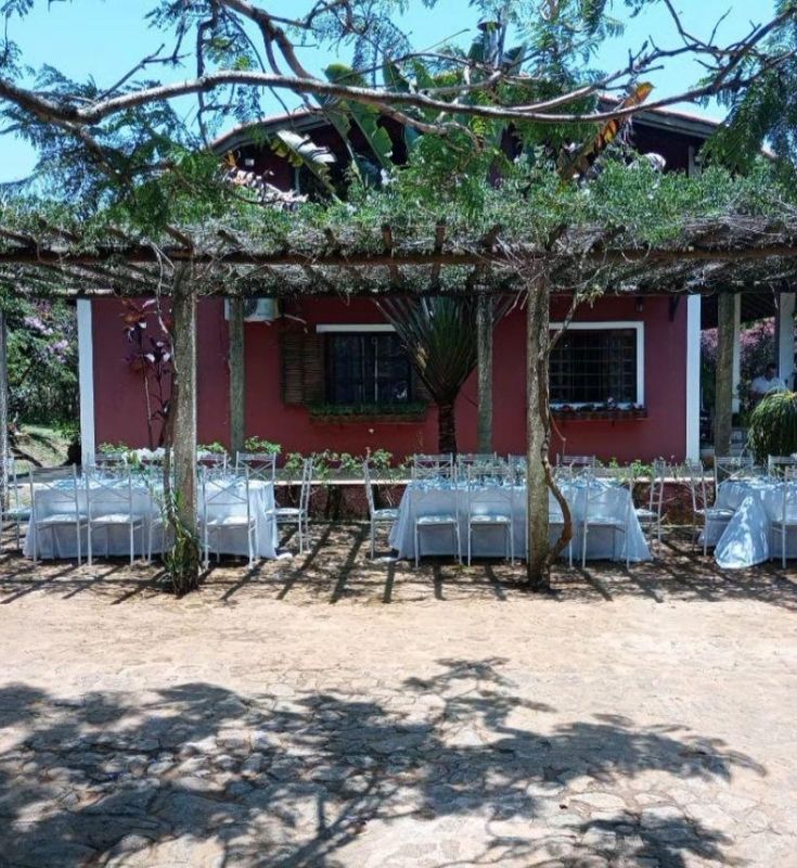 Detalhes rústicos e românticos do Chalé Íris